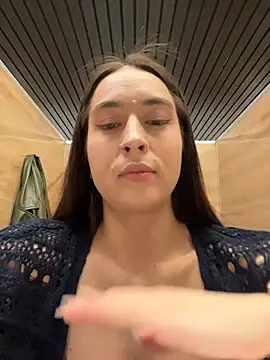 Snapshot of Holly_Play chatting on March 27, 12:05 pm Holly Play online show from March 27, 12:05 pm