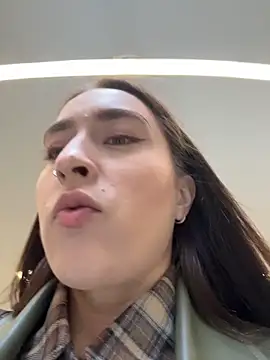 Snapshot of Holly_Play chatting on March 28, 12:05 pm Holly Play online show from March 28, 12:05 pm