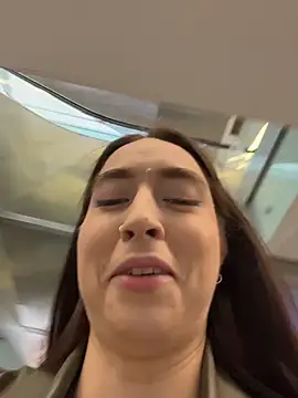 Snapshot of Holly_Play chatting on March 31, 8:59 am Holly Play online show from March 31, 8:59 am