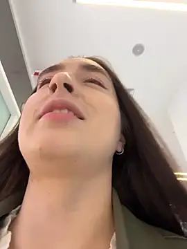 Snapshot of Holly_Play chatting on April 4, 12:02 pm Holly Play online show from April 4, 12:02 pm