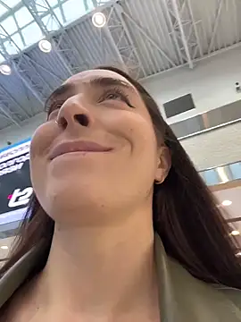 Snapshot of Holly_Play chatting on April 14, 12:00 pm Holly Play online show from April 14, 12:00 pm