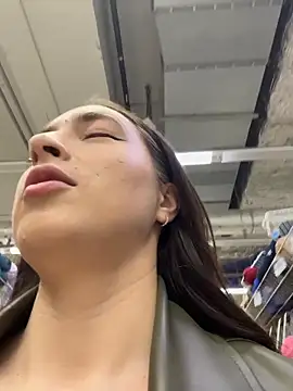 Snapshot of Holly_Play chatting on April 15, 12:01 pm Holly Play online show from April 15, 12:01 pm