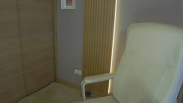 Snapshot of Alessia-miller_ chatting on March 17, 9:55 pm Alessia-miller online show from March 17, 9:55 pm