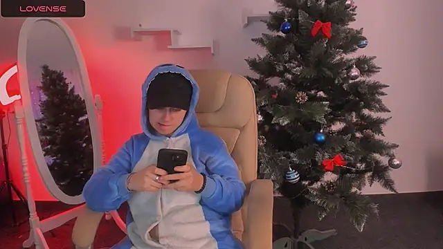 Snapshot of Dolly__Queen_ chatting on December 8, 8:15 pm Dolly Queen online show from December 8, 8:15 pm