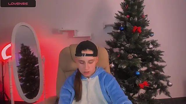 Snapshot of Dolly__Queen_ chatting on December 8, 11:19 pm Dolly Queen online show from December 8, 11:19 pm