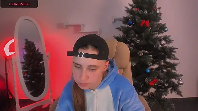 Snapshot of Dolly__Queen_ chatting on December 9, 2:24 am Dolly Queen online show from December 9, 2:24 am