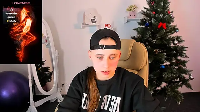 Snapshot of Dolly__Queen_ chatting on December 16, 8:16 pm Dolly Queen online show from December 16, 8:16 pm