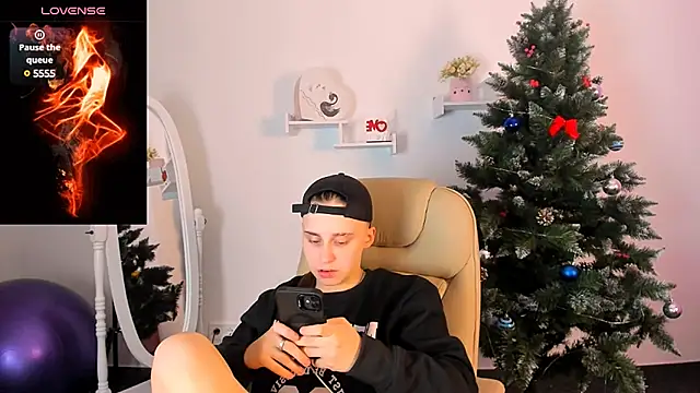 Snapshot of Dolly__Queen_ chatting on December 17, 2:33 am Dolly Queen online show from December 17, 2:33 am