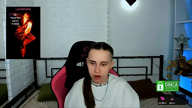 Snapshot of Dolly__Queen_ chatting on December 19, 8:13 pm Dolly Queen online show from December 19, 8:13 pm