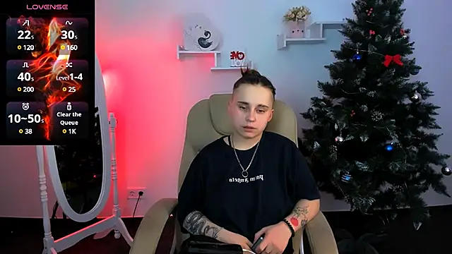 Snapshot of Dolly__Queen_ chatting on January 13, 2:28 am Dolly Queen online show from January 13, 2:28 am