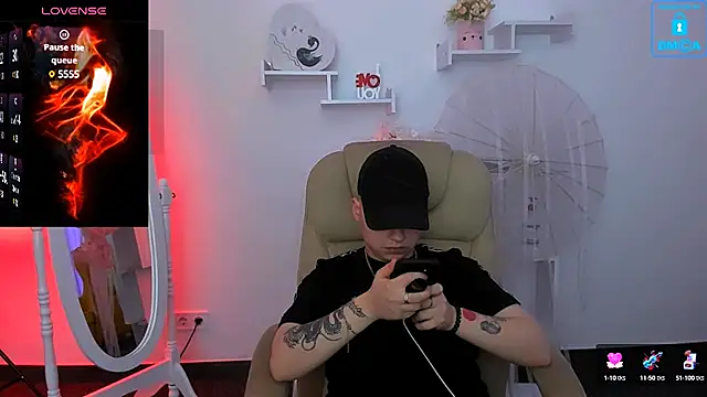 Snapshot of Dolly__Queen_ chatting on January 25, 2:37 am Dolly Queen online show from January 25, 2:37 am