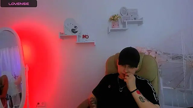 Snapshot of Dolly__Queen_ chatting on February 13, 12:24 am Dolly Queen online show from February 13, 12:24 am