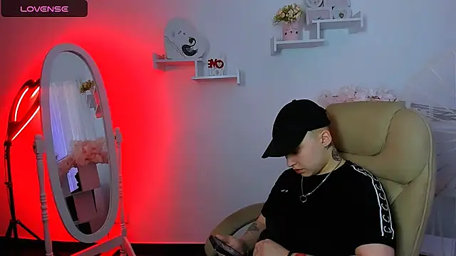 Snapshot of Dolly__Queen_ chatting on February 15, 12:48 am Dolly Queen online show from February 15, 12:48 am