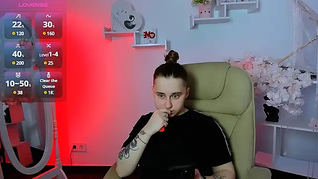 Snapshot of Dolly__Queen_ chatting on February 17, 8:58 pm Dolly Queen online show from February 17, 8:58 pm