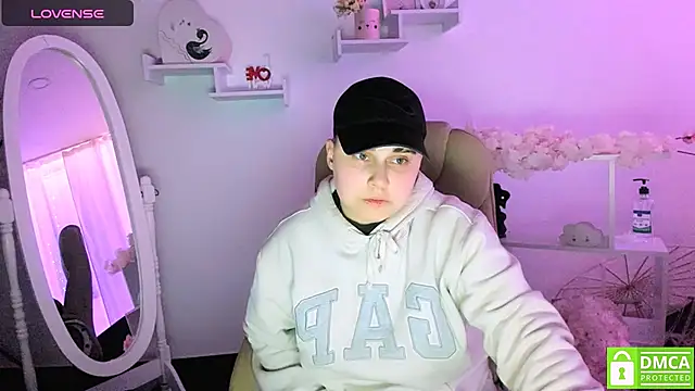 Snapshot of Dolly__Queen_ chatting on March 15, 9:05 pm Dolly Queen online show from March 15, 9:05 pm