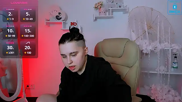 Snapshot of Dolly__Queen_ chatting on March 18, 6:15 pm Dolly Queen online show from March 18, 6:15 pm