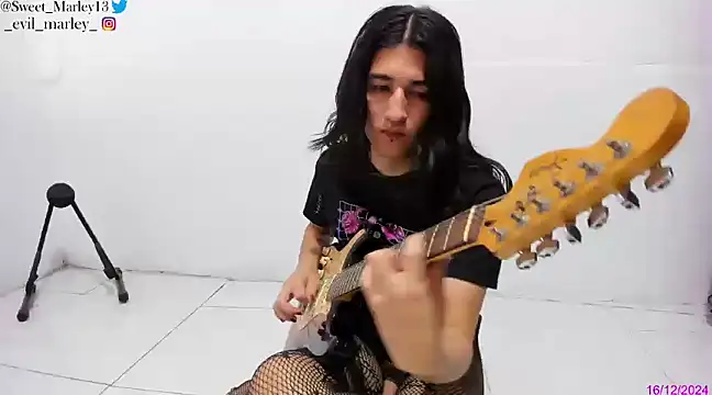 Snapshot of Evil_Queen13 chatting on December 16, 1:22 pm Evil Queen13 online show from December 16, 1:22 pm