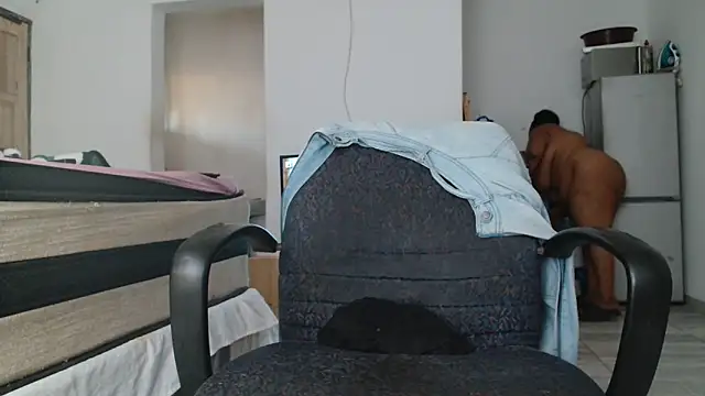 Hugetittiesxx2 online show from October 21, 3:40 am