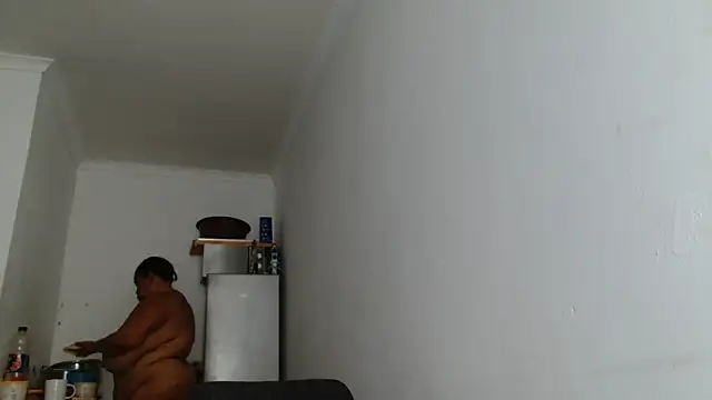 Hugetittiesxx2 online show from February 22, 4:35 am