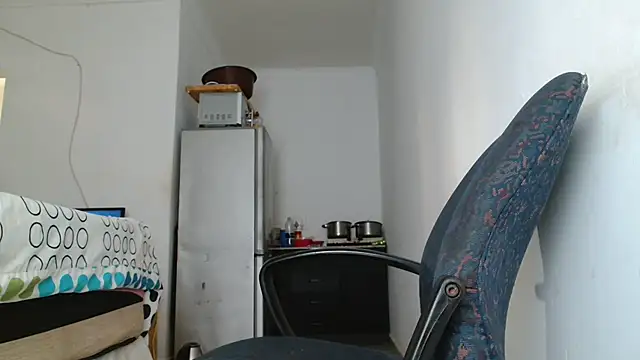 Hugetittiesxx2 online show from April 5, 5:59 am