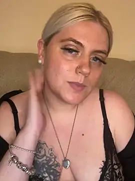 Snapshot of Blondiee3088 chatting on December 2, 11:51 pm Blondiee3088 online show from December 2, 11:51 pm