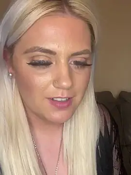 Snapshot of Blondiee3088 chatting on December 4, 1:25 am Blondiee3088 online show from December 4, 1:25 am