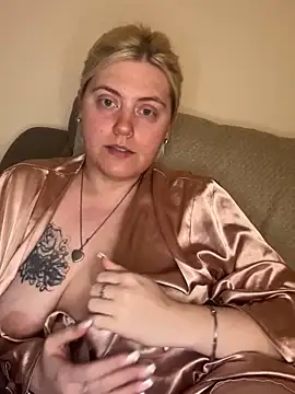 Snapshot of Blondiee3088 chatting on December 11, 12:02 am Blondiee3088 online show from December 11, 12:02 am