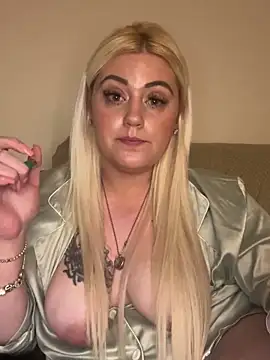 Snapshot of Blondiee3088 chatting on February 12, 9:01 pm Blondiee3088 online show from February 12, 9:01 pm