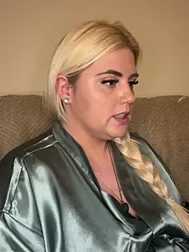 Snapshot of Blondiee3088 chatting on February 27, 8:31 pm Blondiee3088 online show from February 27, 8:31 pm