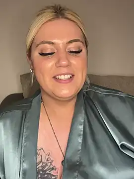 Snapshot of Blondiee3088 chatting on March 3, 4:35 pm Blondiee3088 online show from March 3, 4:35 pm