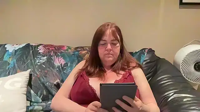 curvy-milf-abbie online show from April 28, 8:14 pm