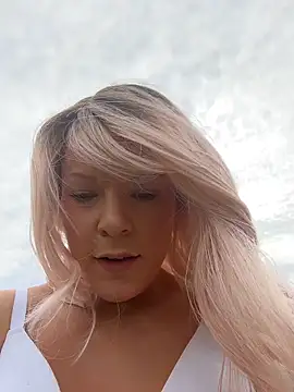 EllaSnow online show from April 12, 10:15 pm