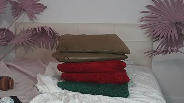 Snapshot of tiffannyjons chatting on December 5, 9:17 pm tiffannyjons online show from December 5, 9:17 pm