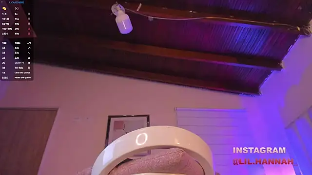 Snapshot of lil_hanna18 chatting on December 18, 2:49 pm lil hanna18 online show from December 18, 2:49 pm