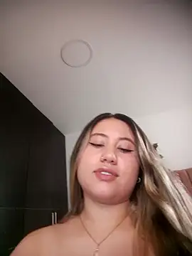 Snapshot of eimy_collinssss chatting on December 21, 7:21 pm eimy collinssss online show from December 21, 7:21 pm