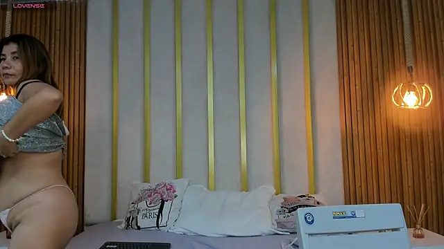 Snapshot of love_mommy chatting on March 9, 8:51 am love mommy online show from March 9, 8:51 am