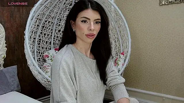 Snapshot of LaraDivine chatting on December 9, 9:39 am LaraDivine online show from December 9, 9:39 am