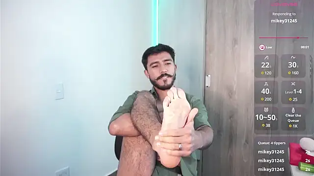 Snapshot of dam0n_fr0st chatting on December 20, 1:03 am dam0n fr0st online show from December 20, 1:03 am