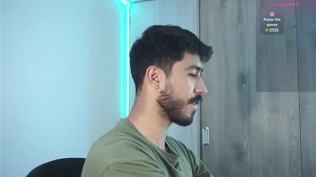 Snapshot of dam0n_fr0st chatting on December 21, 1:36 am dam0n fr0st online show from December 21, 1:36 am