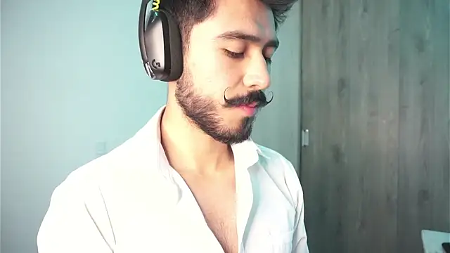 Snapshot of dam0n_fr0st chatting on December 23, 2:35 am dam0n fr0st online show from December 23, 2:35 am