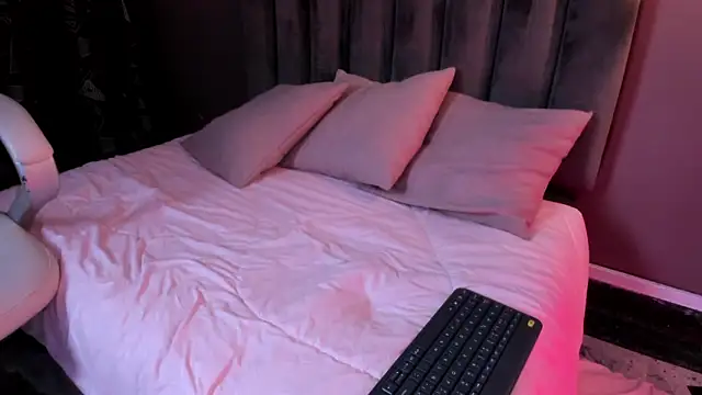 anniemayerx  online show from January 24, 3:34 pm