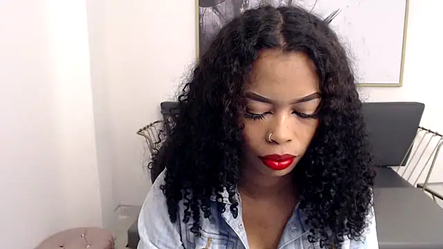 Snapshot of Shenna_brunette_ chatting on December 7, 1:07 pm Shenna brunette online show from December 7, 1:07 pm