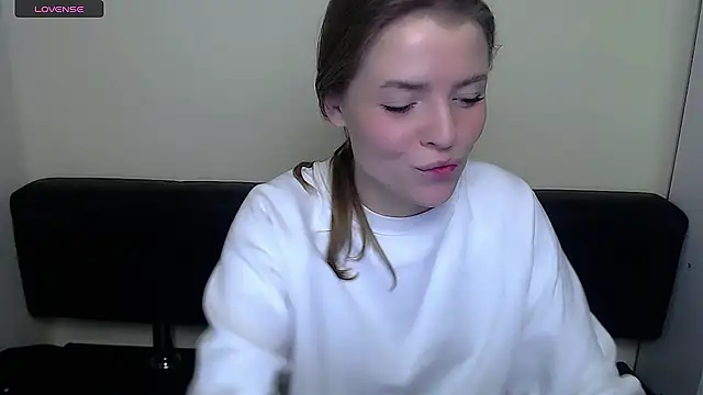 Snapshot of MissOliviaa_ chatting on December 18, 8:20 am MissOliviaa  online show from December 18, 8:20 am