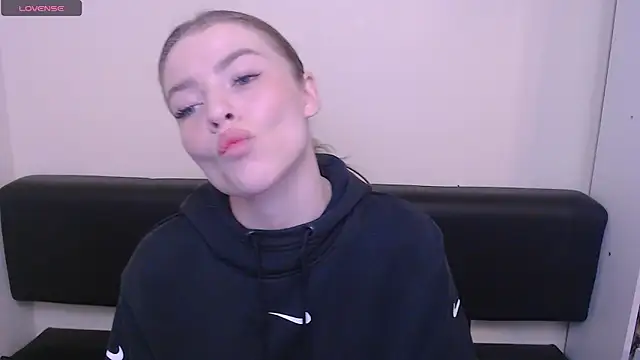 Snapshot of MissOliviaa_ chatting on March 7, 1:40 pm MissOliviaa  online show from March 7, 1:40 pm