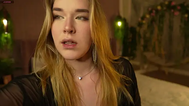 Smiley Mia online show from November 5, 5:07 am