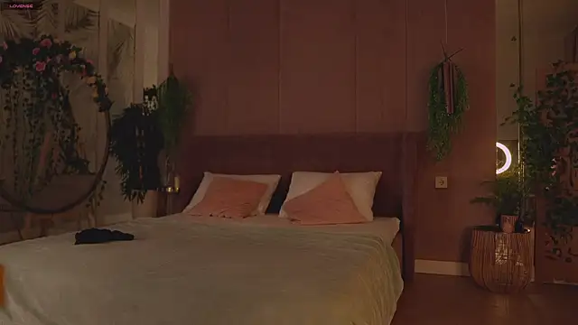 Smiley Mia online show from November 11, 5:07 am