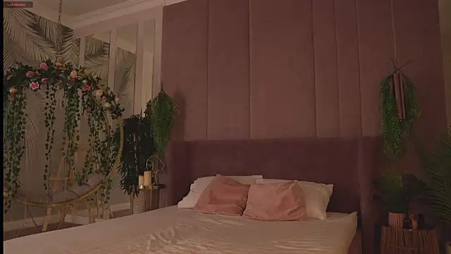 Smiley Mia online show from November 16, 5:02 am