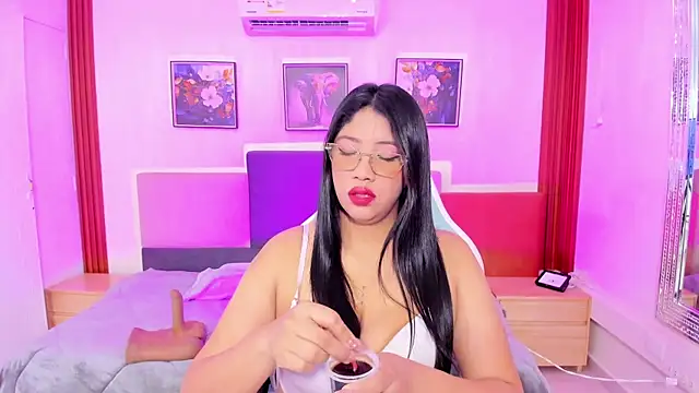 Snapshot of estrella_bigboobs14 chatting on December 16, 10:31 am estrella bigboobs14 online show from December 16, 10:31 am