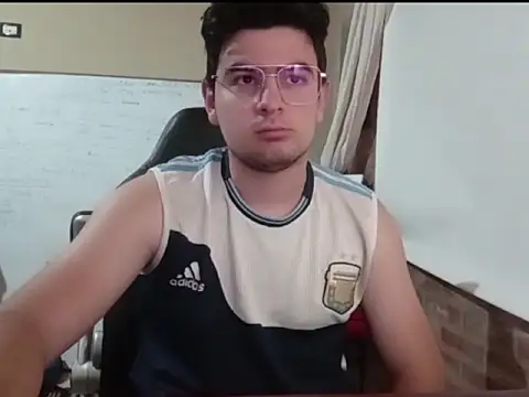 Snapshot of enzis3 chatting on November 8, 9:24 pm enzis3 online show from November 8, 9:24 pm