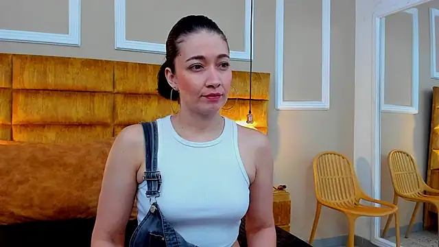 Snapshot of adarussell chatting on January 21, 1:11 pm adarussell online show from January 21, 1:11 pm